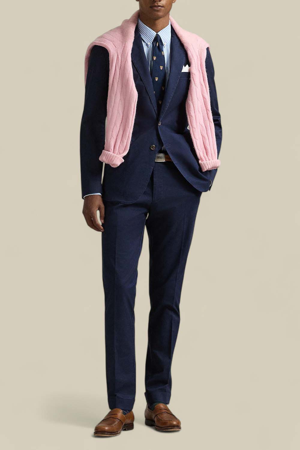 תמונת כל הלוק של מכנסי צ'ינו